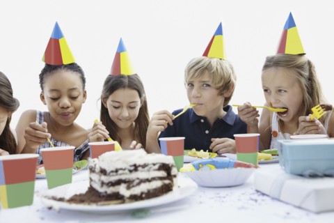 Group of children at a birthday party. Photo : momentimages