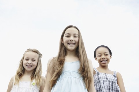 Three young girls. Photo : momentimages