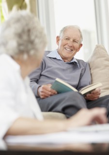 Senior man reading a book. Photo : momentimages