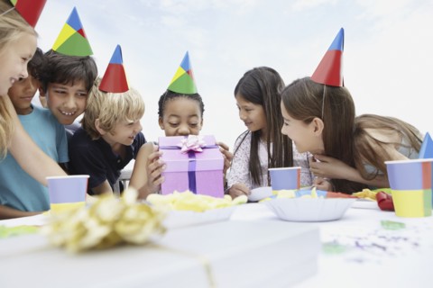 Children at a birthday celebration. Photo : momentimages