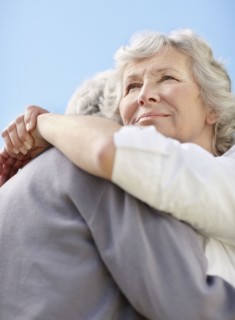 Senior couple hugging. Photo : momentimages