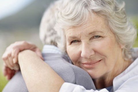 Senior couple hugging. Photo : momentimages