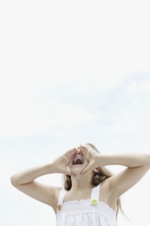 Young girl shouting. Photo : momentimages