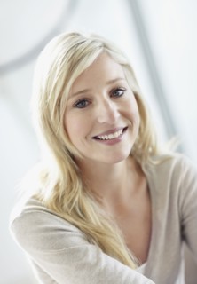 Attractive blond woman. Photo : momentimages