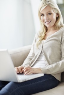 Attractive blond woman browsing the internet. Photo : momentimages