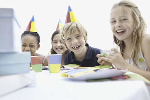 Children at a birthday party. Photo : momentimages