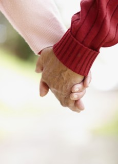 Two people holding hands. Photo : momentimages