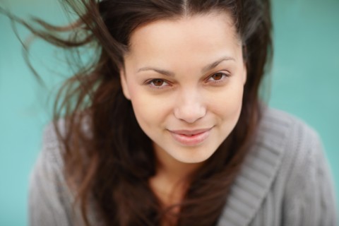 Smiling attractive brunette woman. Photo : momentimages