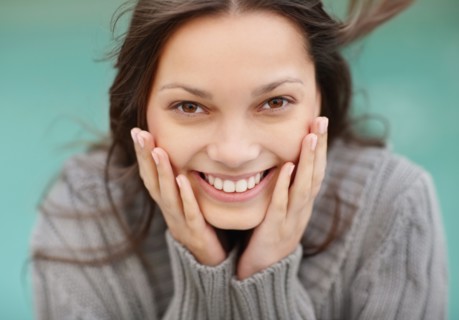 Smiling attractive brunette woman. Photo : momentimages