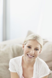 Cheerful blond woman. Photo : momentimages