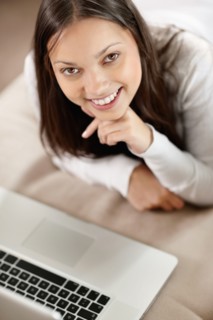Woman browsing the internet. Photo : momentimages