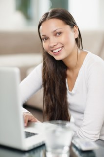 Woman browsing the internet. Photo : momentimages