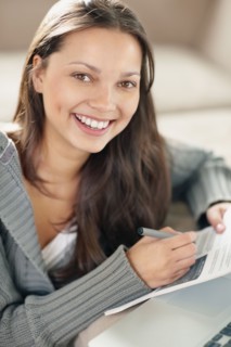 Woman doing paperwork. Photo : momentimages