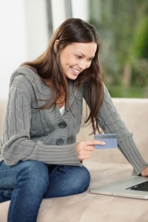 Brunette woman shopping online. Photo : momentimages