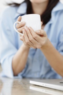 Brunette woman drinking coffee. Photo : momentimages