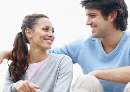 Happy couple relaxing together. Photo : momentimages