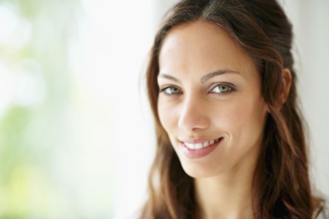 Beautiful brunette. Photo : momentimages