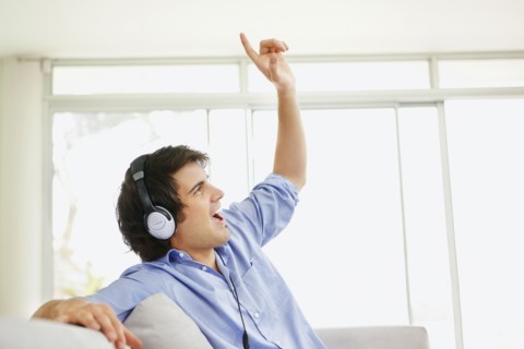 Man listening to music on headphones. Photo : momentimages