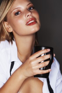 Sensual blond woman. Photo : momentimages
