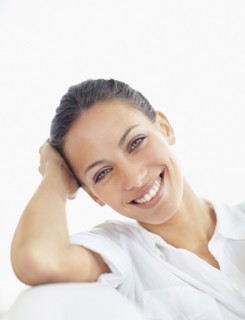 Woman relaxing on couch. Photo : momentimages