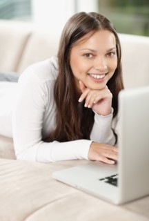 Woman browsing the internet. Photo : momentimages