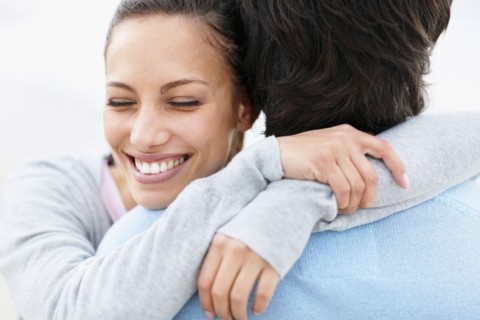Couple embracing. Photo : momentimages