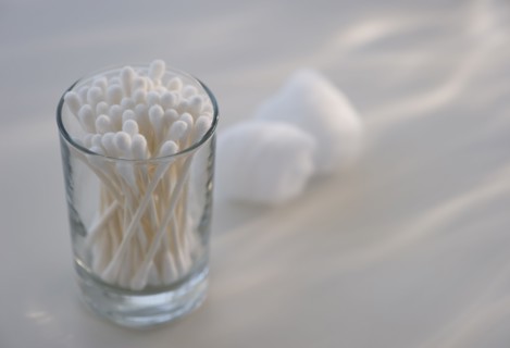 Cotton swabs in glass. Photo : Daniel Grill