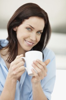 Beautiful brunette drinking coffee. Photo : momentimages