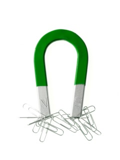 Magnet and paper clips. Photo : David Arky