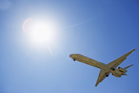 Airplane flying in the sky. Photo : fotog