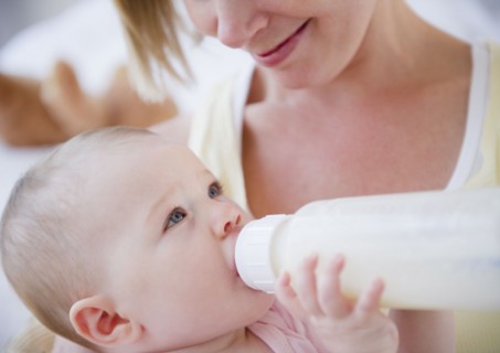 Mother feeding her baby. Photo : Jamie Grill