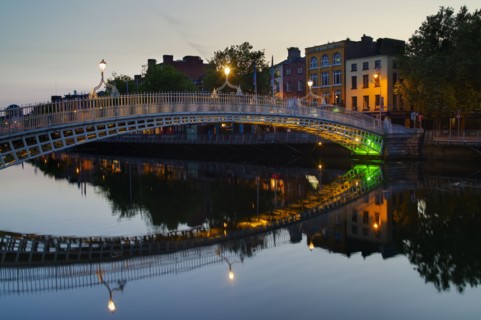 Ha'penny bridge and River Liffey at night.