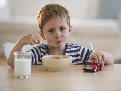 Young boy eating cereal. Photo : Daniel Grill