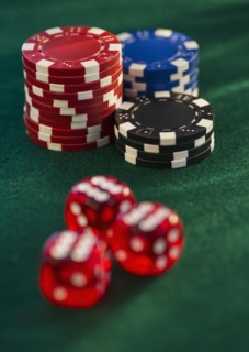 Poker chips and dice. Photo : Daniel Grill