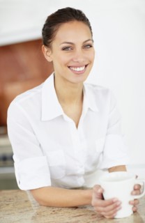 Woman drinking coffee. Photo : momentimages