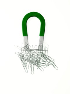 Magnet and paper clips. Photo : David Arky