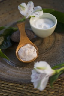 Lotion in wooden spoon. Photo : Daniel Grill