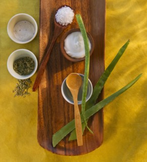 Aloe Vera dried herbs lotion and salt on wooden tray. Photo : Daniel Grill