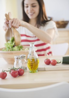 Woman preparing salad. Photo : Jamie Grill