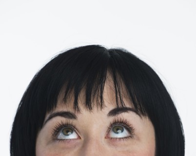 Woman looking up. Photo : Daniel Grill