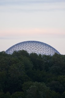 Trees in front of Biosphere. Photo : Daniel Grill