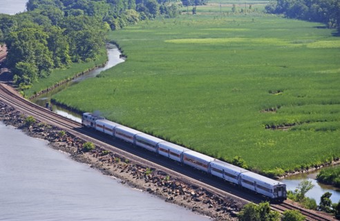 Train beside Hudson River. Photo : fotog
