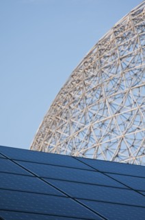 Solar panels and biosphere framing. Photo : Daniel Grill