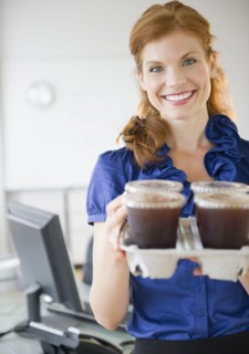 Businesswoman holding a tray of coffee. Photo : Jamie Grill