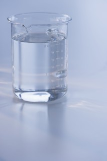 Measuring cup full of water. Photo. Daniel Grill