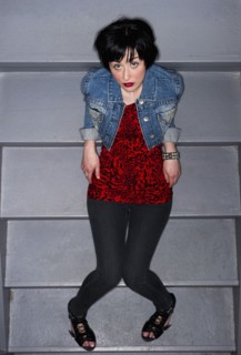 Woman sitting on stairs. Photo : Daniel Grill