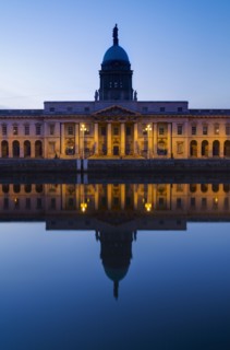 Custom House reflecting into River Liffey.