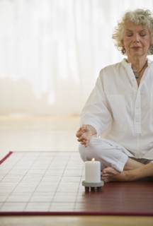 Woman meditating. Photo : Daniel Grill