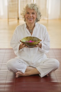 Woman holding bowl of flower petals. Photo : Daniel Grill