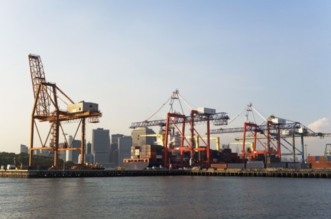 Container cranes. Photo : fotog